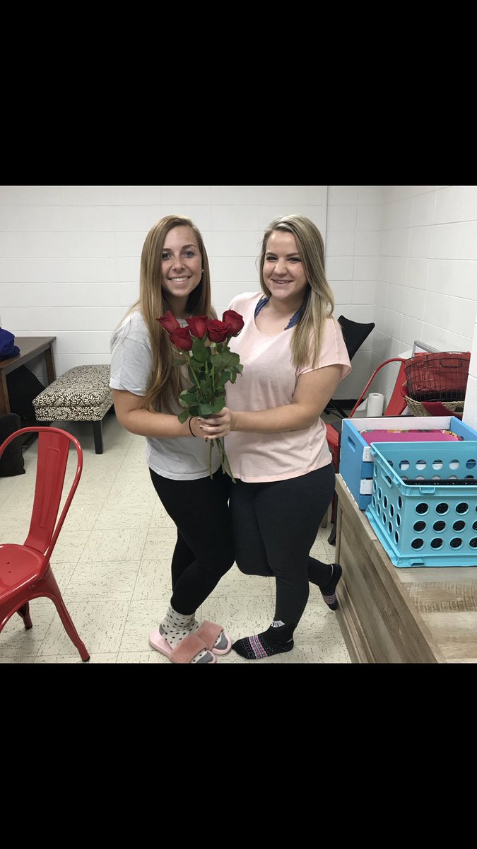 AlphaGamGC's tweet image. Thank you @KA_Georgetown for the roses!❤️❤️❤️