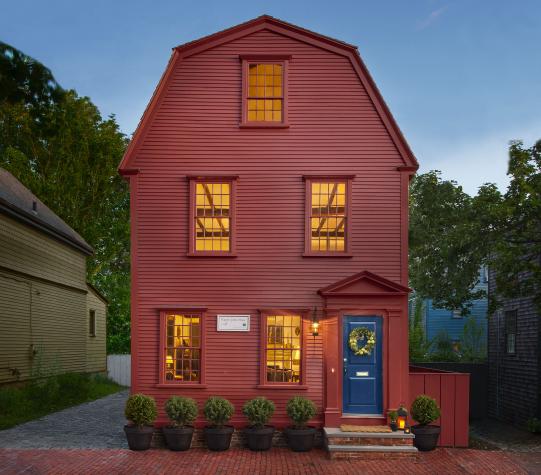 As part of a unique preservation program, three siblings living in a cluster of historic houses enjoy a close connection to the 18th century—and each other bit.ly/2EvUthC