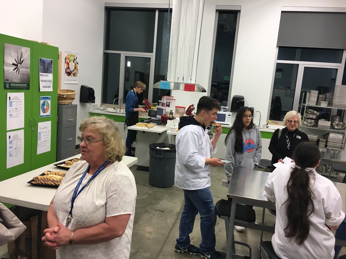 RBadleyFWPS's tweet photo. CTE scholars talk about their classes to 8th grade families at Federal Way HS #CTEfwps @FWPS210 https://t.co/uNaGtSdYrk