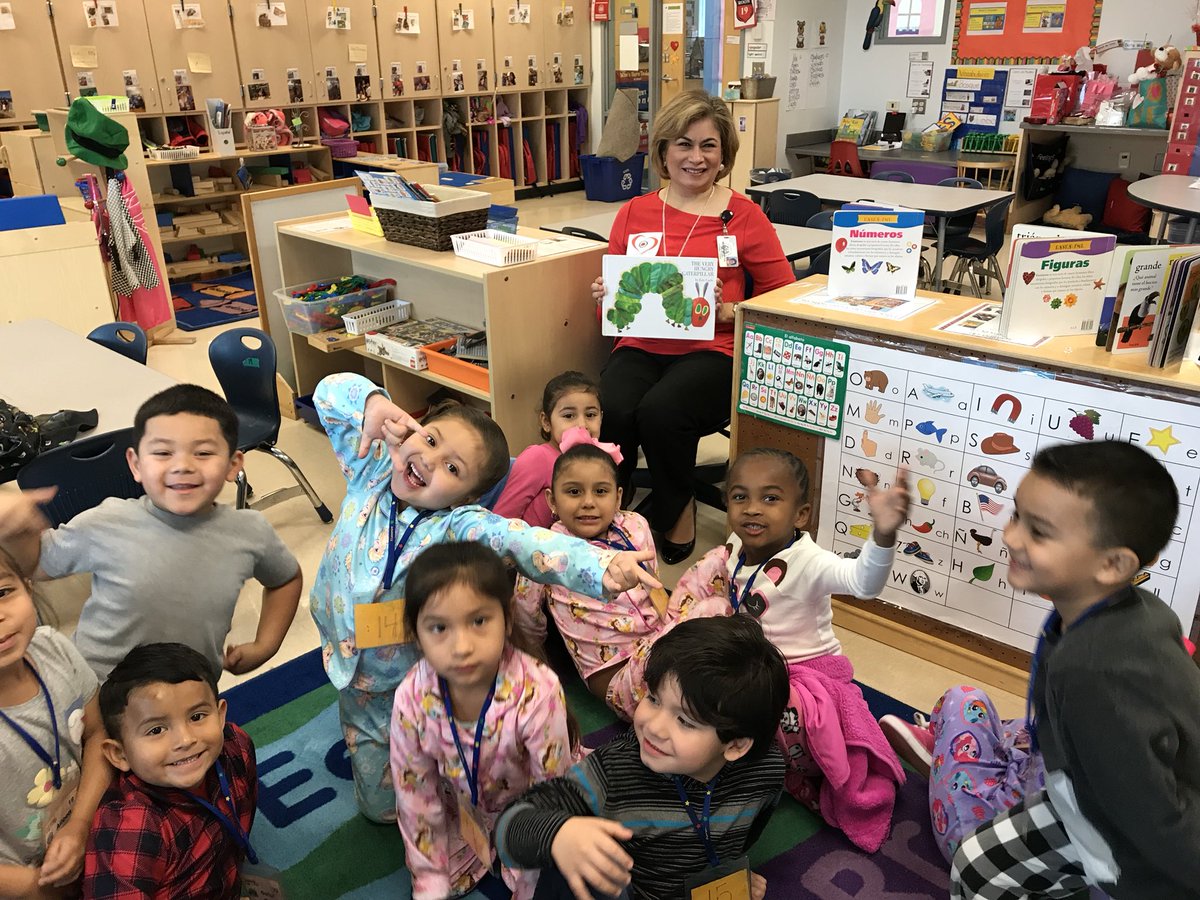 MsRossanaG's tweet photo. Amazing people came to read a book today at Farias😍Cuddle Up to a Good Book😍@FARIASECC @menxueiro @ZamaFeeney https://t.co/xIhRnUdYoS