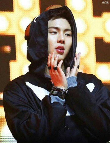 MonbebePeru's tweet photo. #SHOWNU #MONVALENTINE https://t.co/Y0FpKfm8Uj
