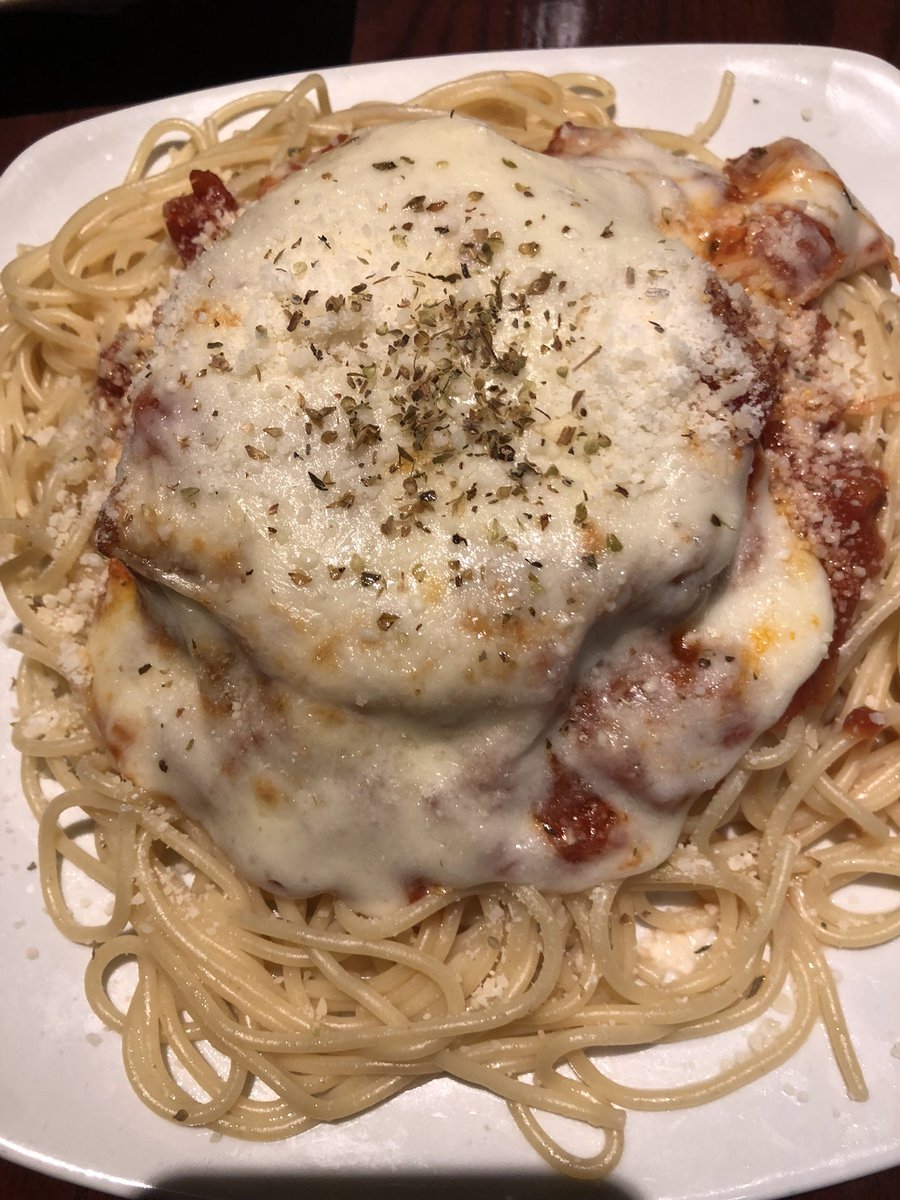 #Delicious lunch!
Chicken parmigiana pasta
Southwest spring rolls
and free breads 

#newandhungry #chickenparm #chickenparmigiana #parmigiana #pasta #eggrolls #foodporn #foodie #foodblogger #foodlover #instafood #yummy #yummydish #yummydishes #7West #Towson #Maryland