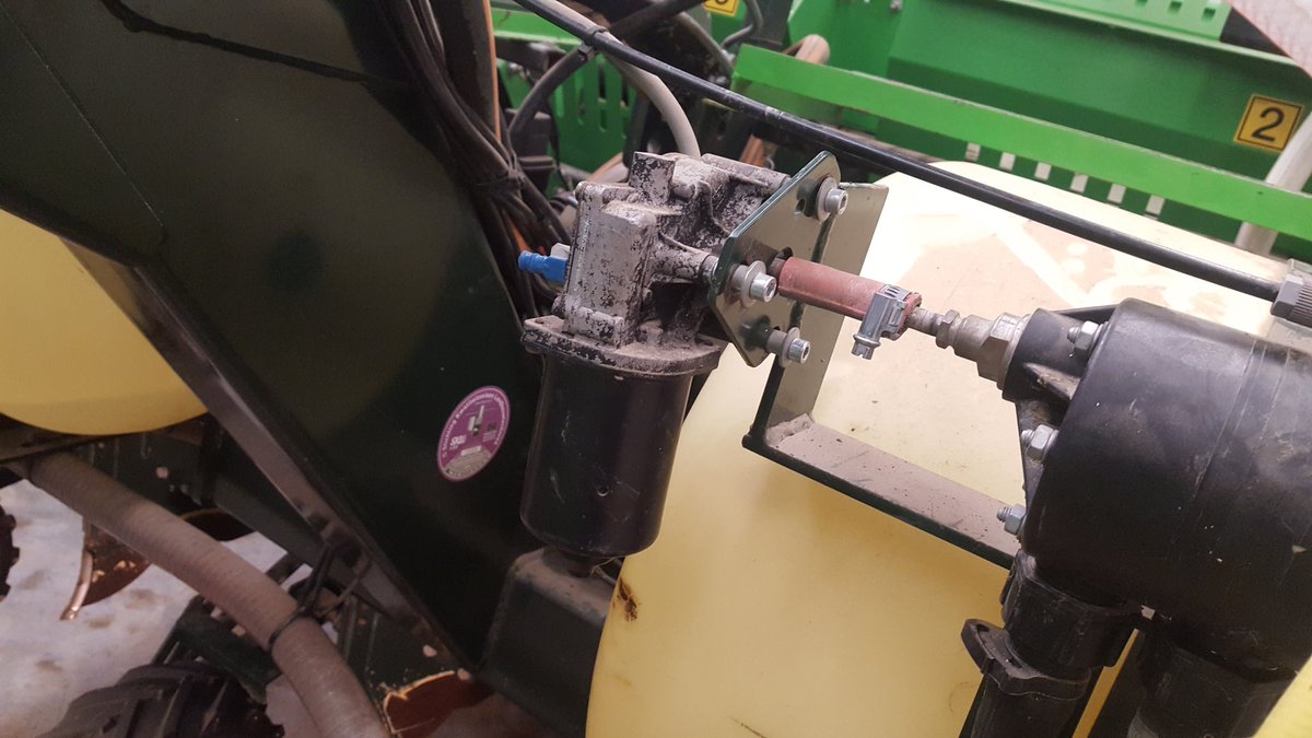 ArjanBreure's tweet photo. Vandaag de keurmeester op locatie voor de #SKLkeuring van de pootmachines. Dik in orde dankzij @klordyy @eijsbertse en @fiatjuh. #drukregelaar, #granulaatstrooier en #rijenspuit. @LoonbedrBreure is #SKLproof. https://t.co/xYzpDsxmFc