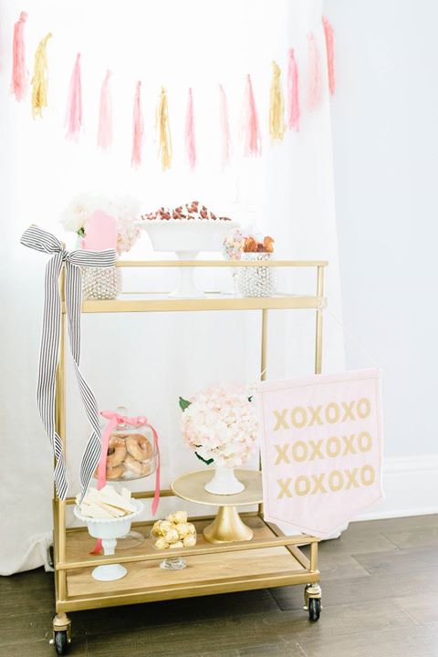 Here's a Valentine's inspired bar cart perfect for this spring-like V-day!