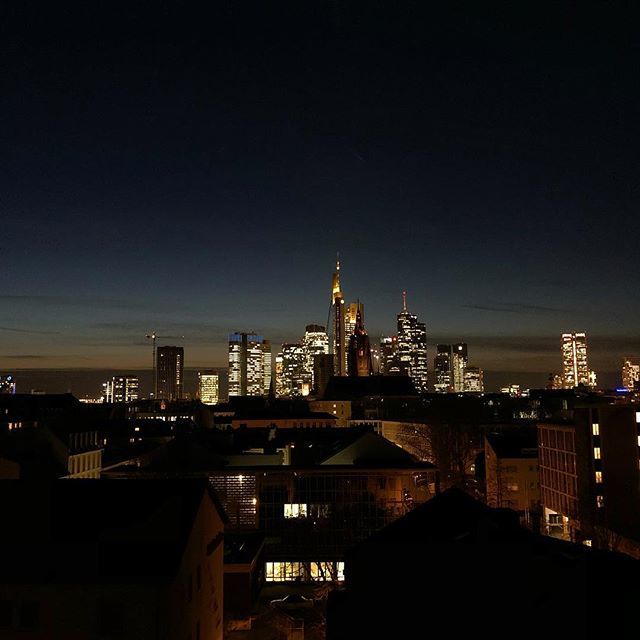 katelu's tweet photo. Frankfurt 🌑🌚 #nofilter #germany https://t.co/axc04nn0IK https://t.co/4SlvUDADPe