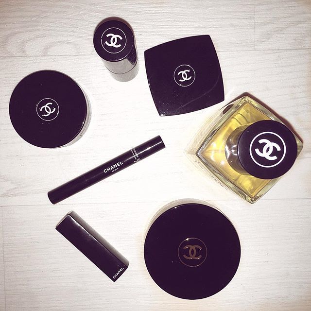 It’s all @chanel.beauty tonight cos I gotta be classy in Nando’s 🐔
#chanel #chanelbeauty #chanelcosmetics #chaneluk #chanel1932 #chanelrouge #londonblogger #fashionblogger bit.ly/2EpvIzJ