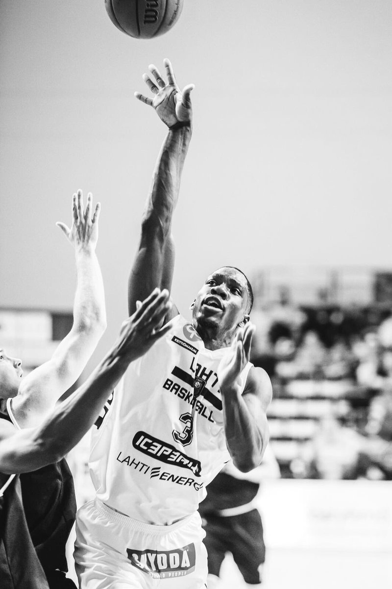 lahtibasketball's tweet photo. Lahti hakee vierasvoiton Jyväskylästä luvuin 75-77. Henry Pwono nostaa voittokorin summerin soidessa! #LahtiBasketball #M1DA
Valokuva @aatuheikkonen https://t.co/sFEgqCepJV