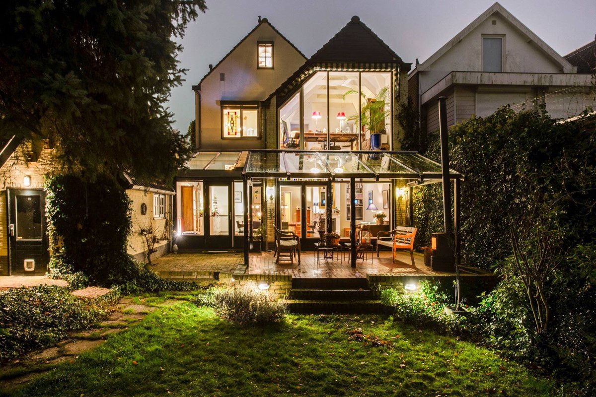 ZonnenbergMakel's tweet photo. *Nieuw in de verkoop* Prachtige Herenvilla aan de voet van het winkelhart van Veenendaal/ Kerkewijk 24, Vraagprijs: €750.000,- k.k. Deze woning staat nog niet op Funda! Alvast bezichtigen? Bel 0318-559600! https://t.co/p2JjDta2JZ