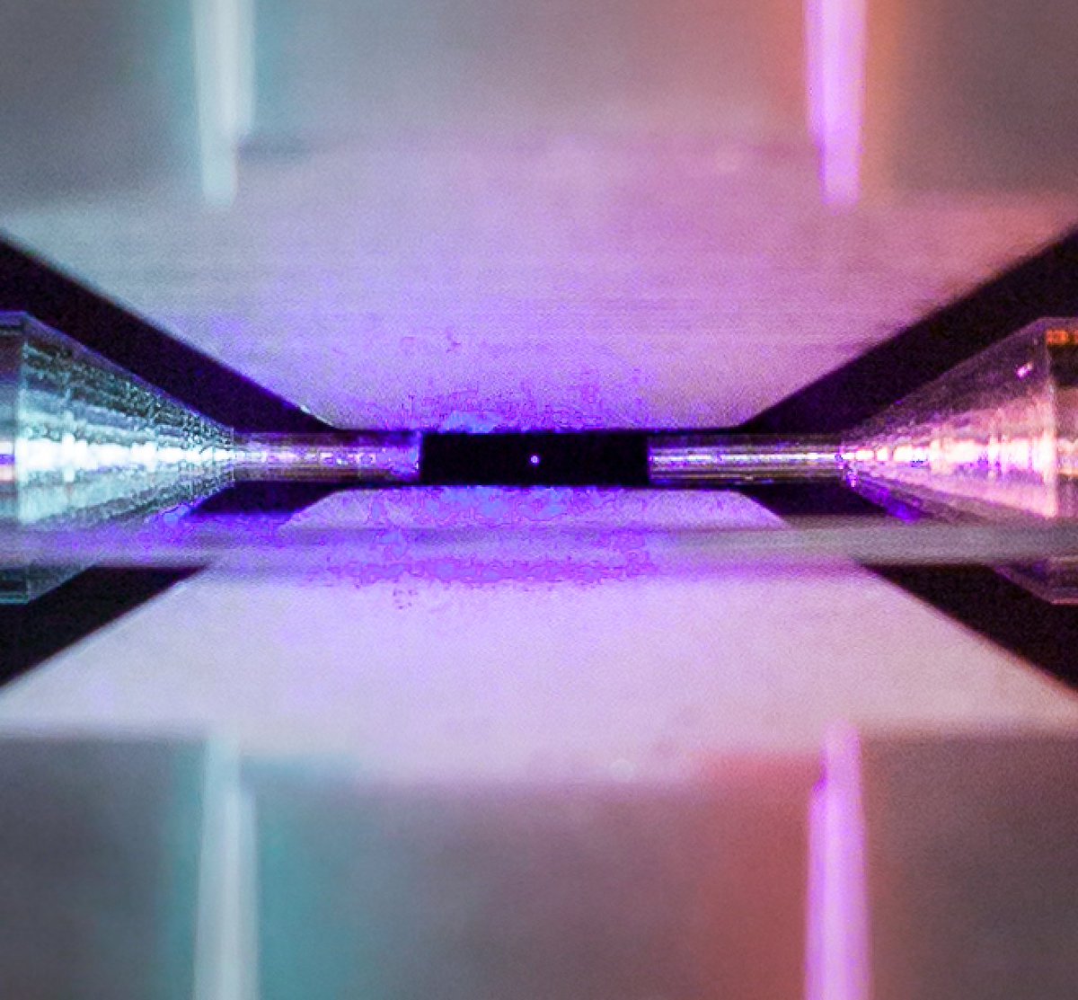 PhysicsToday's tweet photo. On the anniversary of Voyager 1's Pale Blue Dot photo of Earth, here is a different but still impressive blue dot: a single atom https://t.co/GYf7uCALrt https://t.co/xR8F83ZzNQ