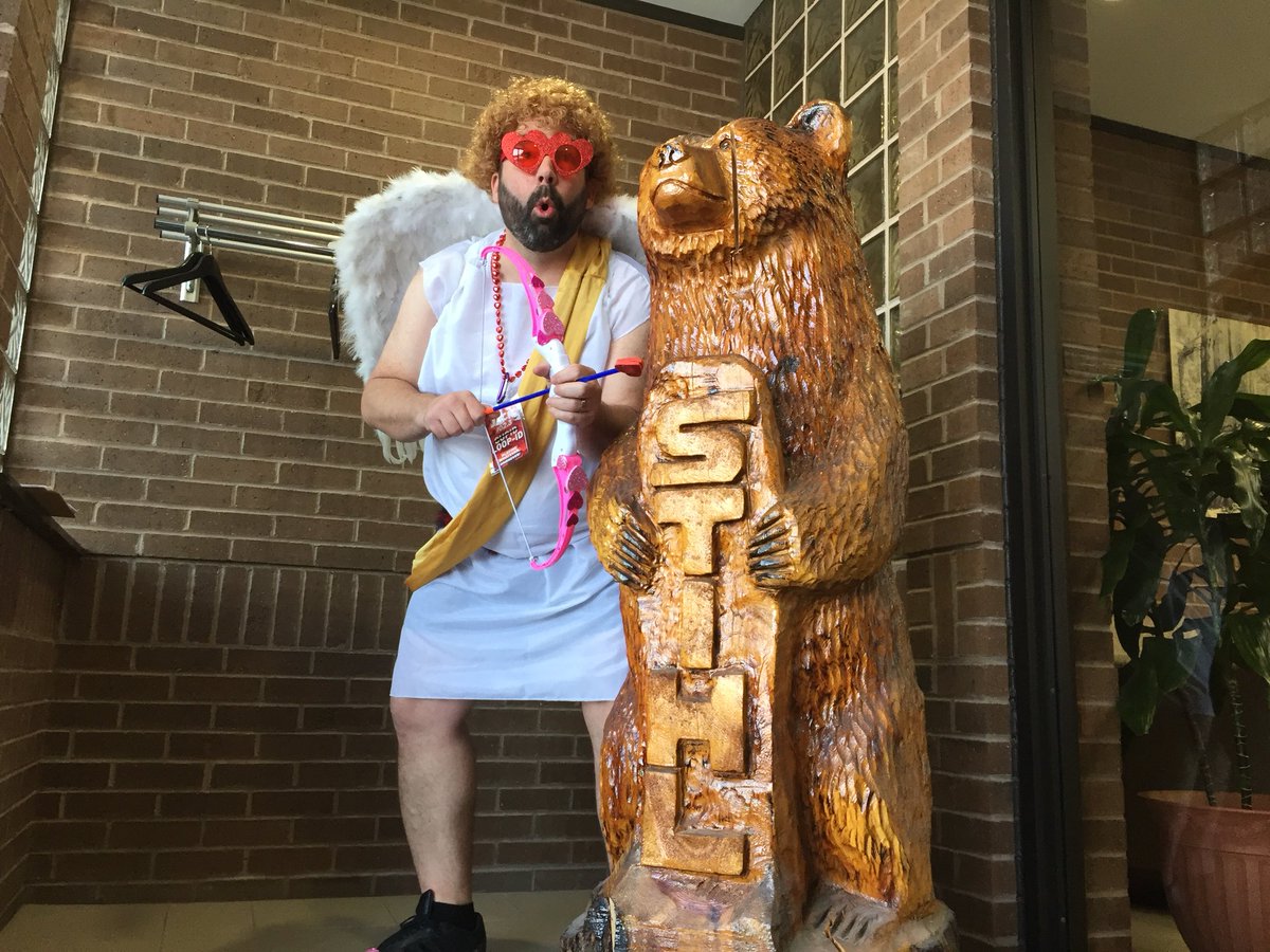 JACK1023ldn's tweet image. The #Loopid is STIHL delivering #DozenDozen roses 🌹 from #ForestofFlowers @STIHLCanada @loopdogg