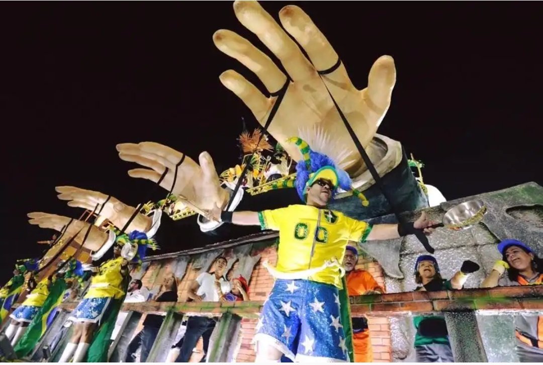 Pimenta13Br's tweet photo. Parabéns à @Tuiutioficial pelo lindo e histórico desfile que a faz campeã do povo brasileiro! Sábado todos à Sapucaí celebrar essa escola que fez história ao denunciar o golpe contra a democracia! E vou organizar uma homenagem à #TuiutiCampeaDoPovo no domingo https://t.co/c1zoXqD6WE