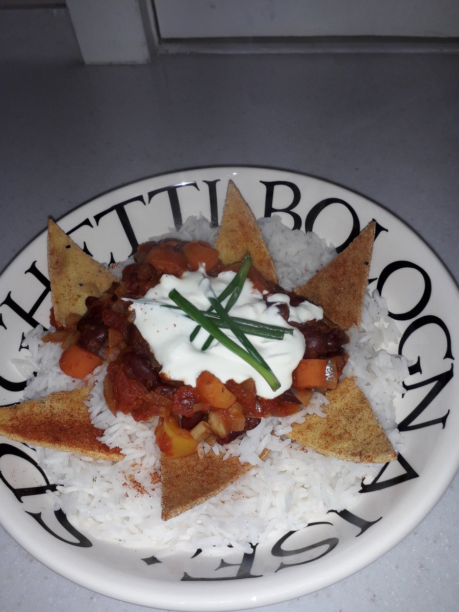 layingthetable's tweet photo. I followed the instructions when I was doing recipe testing for you @silverscreensup but I've gone my own way with the #Columbobowl #JohnnyCash #Chillicookalong including home-made tortilla chips. https://t.co/iWDLPPheHt