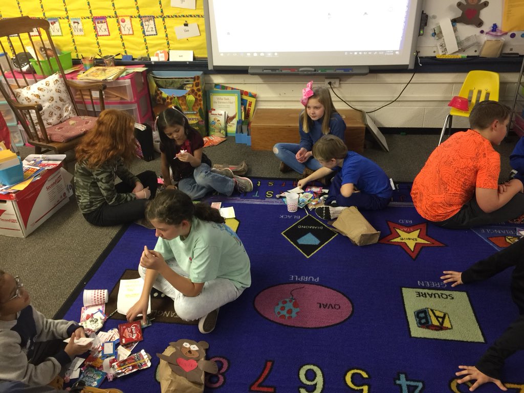 MoniqueStLouis2's tweet photo. Continuing our Valentine’s Day tradition of our fifth graders helping Kindergartners read their personal valentines! @ves_tigers @BurkeCoSchools @BCPSdfonseca @tdale48 #ignitelearningBCPS https://t.co/FBP5UsSfAl