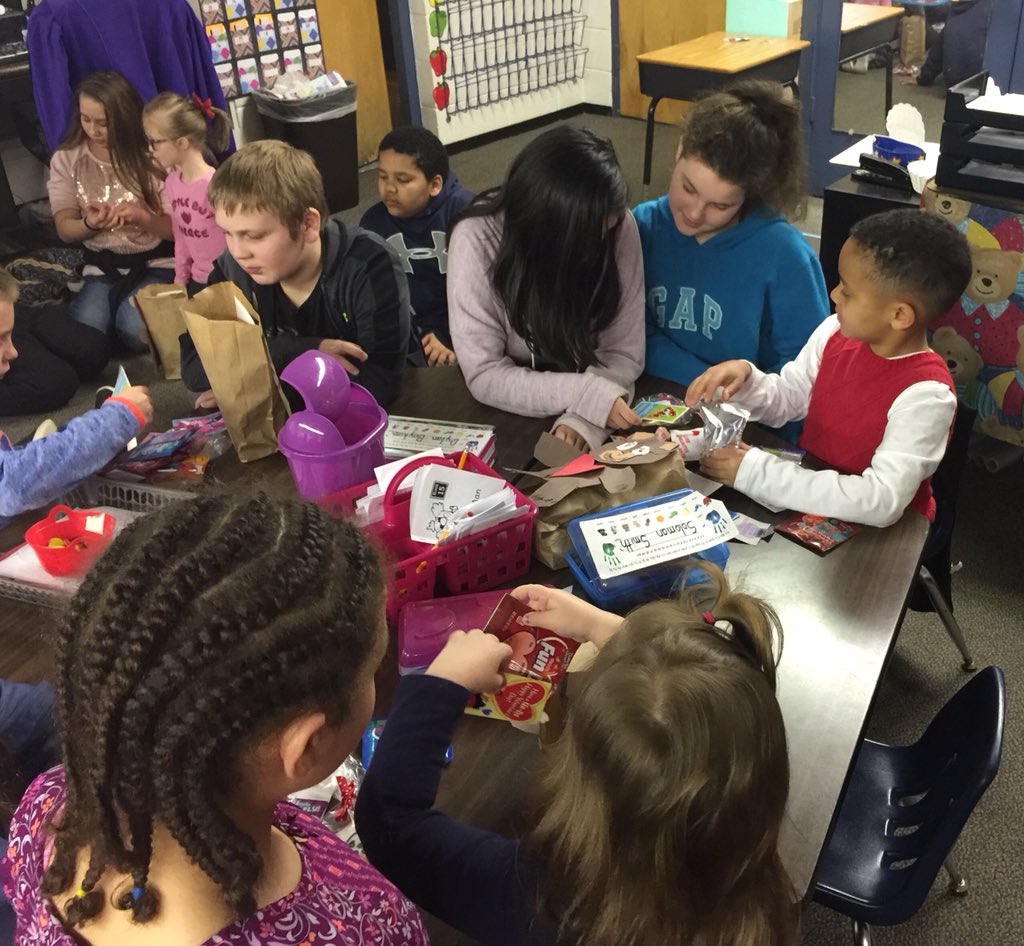 MoniqueStLouis2's tweet photo. Continuing our Valentine’s Day tradition of our fifth graders helping Kindergartners read their personal valentines! @ves_tigers @BurkeCoSchools @BCPSdfonseca @tdale48 #ignitelearningBCPS https://t.co/FBP5UsSfAl