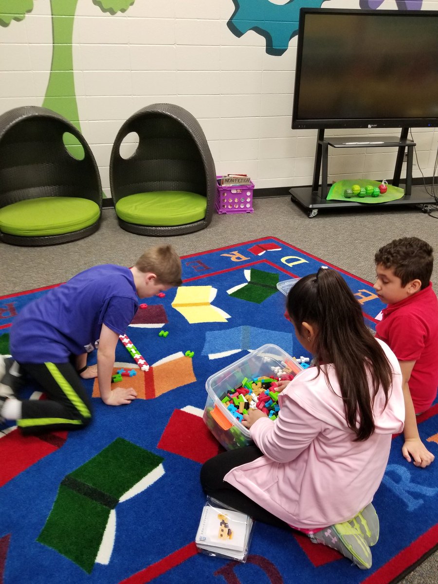 DariaClark4th's tweet photo. MAKERSPACE fun on Valentine's Day!! @KuehnleKISD @KleinISD #koalap2pmoments  #promise2purpose https://t.co/ccAD8fCXQp