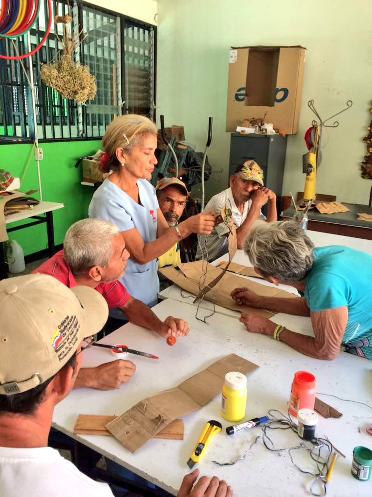 amilcarciber's tweet photo. En La @UAMOFICIAL🎉🎊🎉UNIVERSIDAD DEL ADULTO MAYOR📖✒👏 Continúamos Con El #Taller De #Imaginando y #Creando II Fase🎨📚Con La Lcda. Enma Falcon ➡Elaborando #Gatos 🐱🐱🐱De #Carton 📦 Donde Ntros Adultos Mayores 👴👵👴👵 #Cortaron #Pintaron y #Graparon @salainass @magallyvina https://t.co/9R1NjNTKhd
