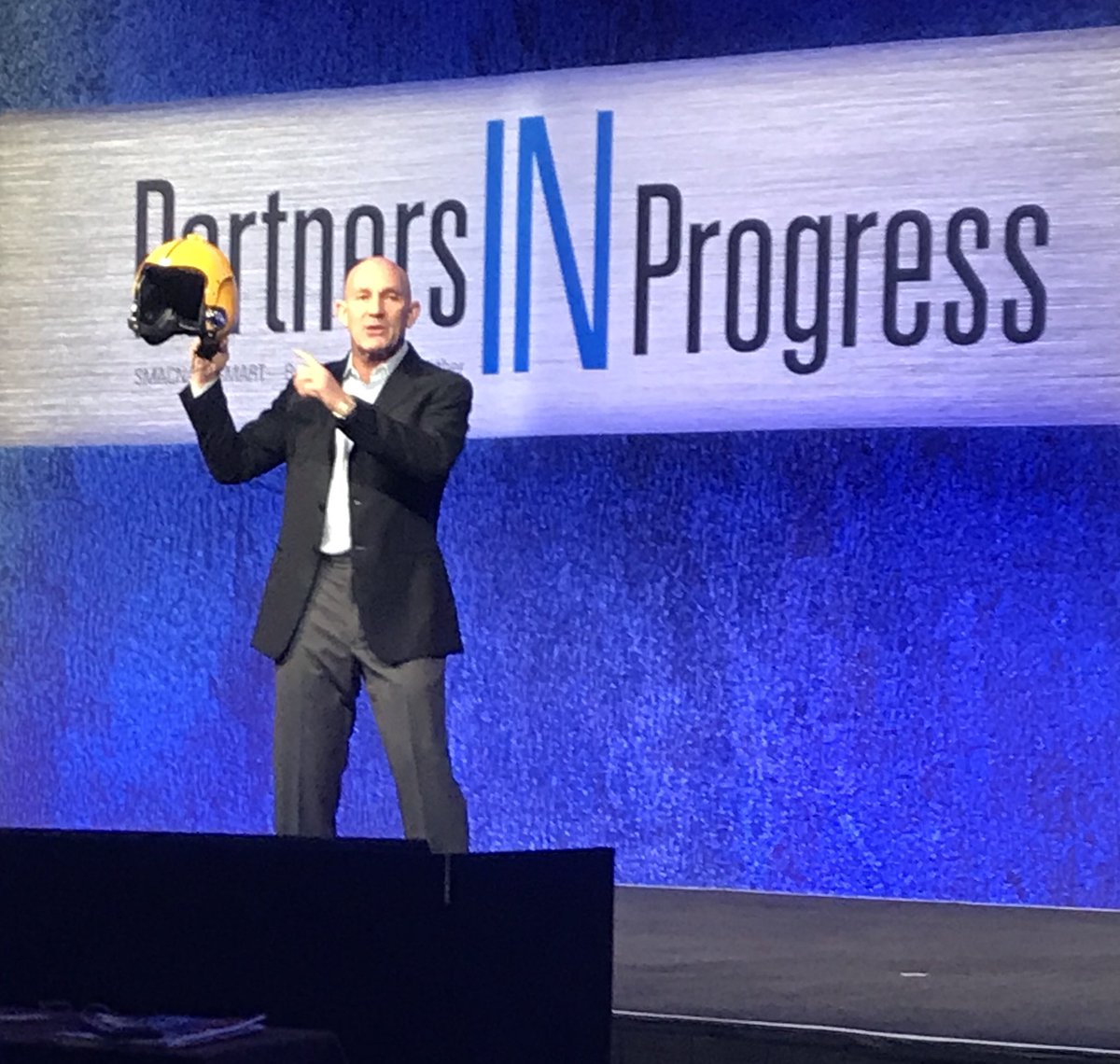 SmartUnion9's tweet photo. Closing keynote speaker #Blueangle pilot John Foley at #SMART #SMACNA Partners in Progress #pinp18 @JohnFoleyInc @smartunionworks @SMACNA https://t.co/QvK8ZJWRjj