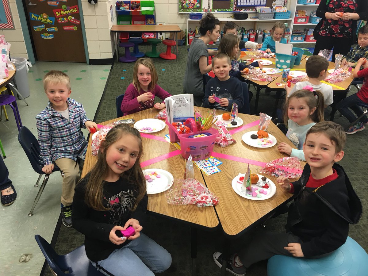 mrscbarrett1's tweet photo. Loving our Valentine’s Day party! 😘 https://t.co/q2PASpIUKq