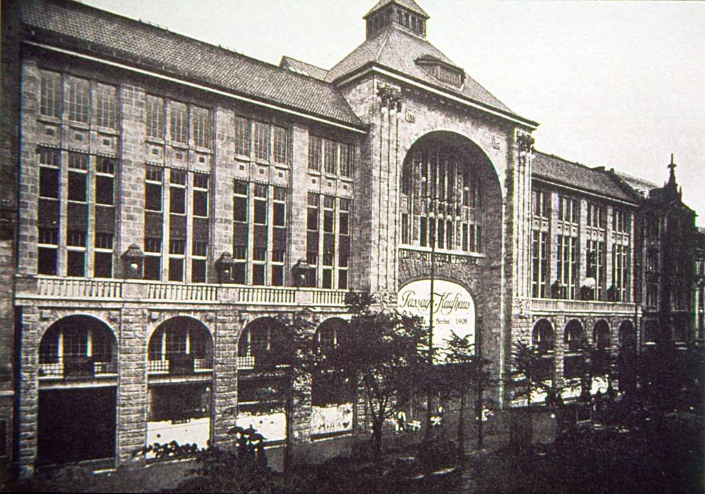 StadtbildD's tweet photo. Das heutige Kunsthaus Tacheles in #Berlin hat eine lange und bewegte Geschichte Ursprünglich als mondäne Friedrichstraßenpassage zur Kaiserzeit entwickelt, führten Krieg &amp; Fehlnutzung zum fast völligen Verlust der eindrucksvollen Räumlichkeiten. https://t.co/C30ZoMoP8g