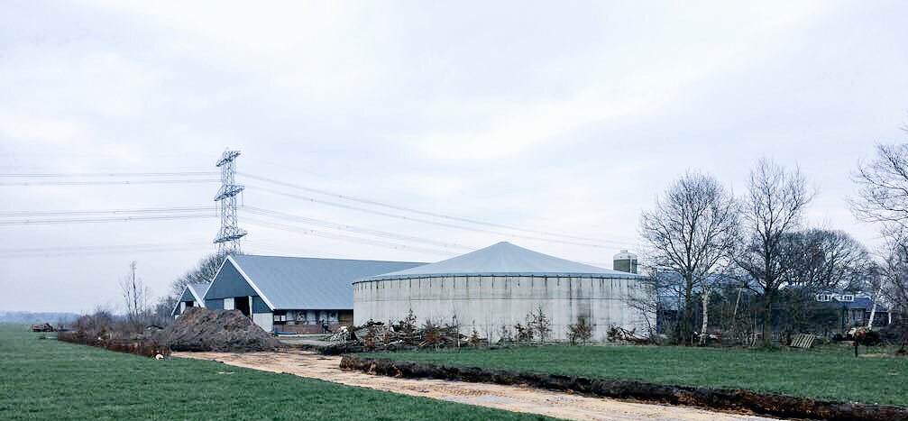 BiogasPlusBV's tweet photo. 🎉 Opdracht getekend voor wederom een CPM boerderijvergister! 50 kWe. Duurzame energie van het boerenland. 🐄 @Jumpstart_nl #biogas #groengas https://t.co/biPS5A73ZS