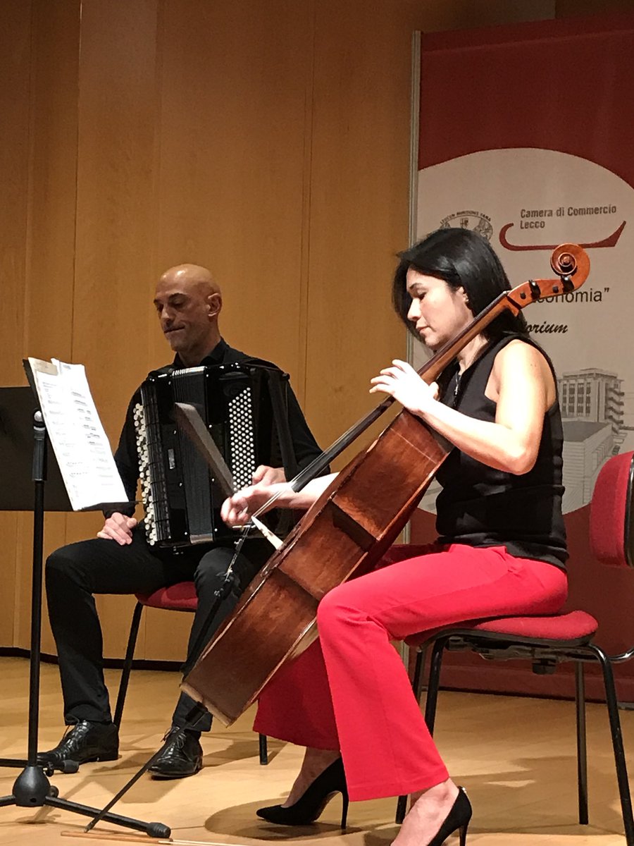 Sinfonica_mi's tweet photo. Una bella serata di San Valentino 🌹con il trio Santaniello, Vendramin, Sanchez Malaga. Ascoltiamo le Stagioni di Vivaldi e Piazzolla nel bellissimo Auditorium della Casa dell’Economia della CCIAA di Lecco. https://t.co/ZJlD471vYf