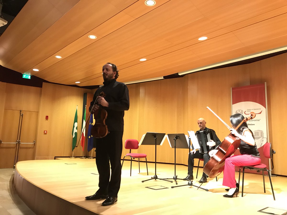Sinfonica_mi's tweet photo. Una bella serata di San Valentino 🌹con il trio Santaniello, Vendramin, Sanchez Malaga. Ascoltiamo le Stagioni di Vivaldi e Piazzolla nel bellissimo Auditorium della Casa dell’Economia della CCIAA di Lecco. https://t.co/ZJlD471vYf