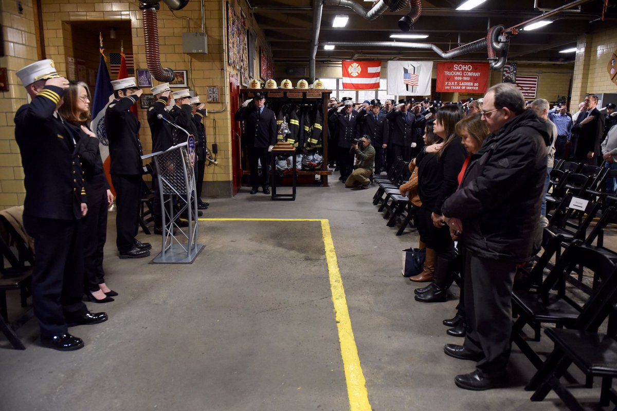 FDNY's tweet image. #FDNY members, family and friends gather at #Ladder20 to remember two Firefighters and four members of the NY Fire Patrol who made the Supreme Sacrifice 60 years ago today, at 137 Wooster St. Read more at ow.ly/8zpR30ipaOZ