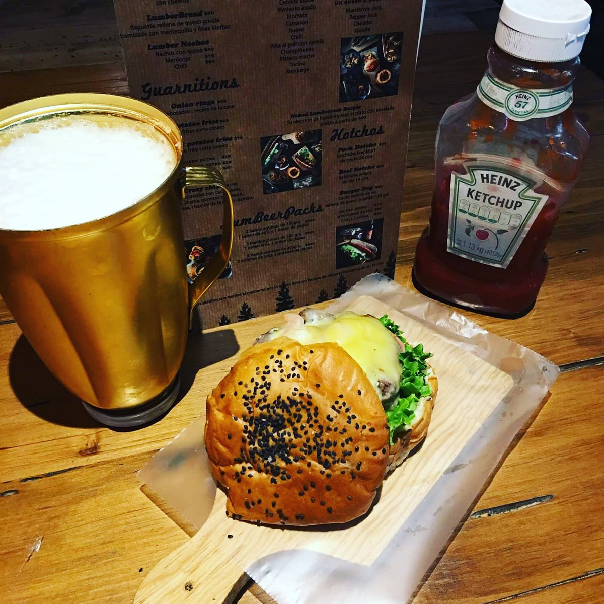 BeerLum's tweet photo. Hoy hay champions pide tu hamburguesa con una jarra de cerveza! Los esperamos! AviertoFut5 #soloenlumbeerjack https://t.co/FrVC5Ed2pF