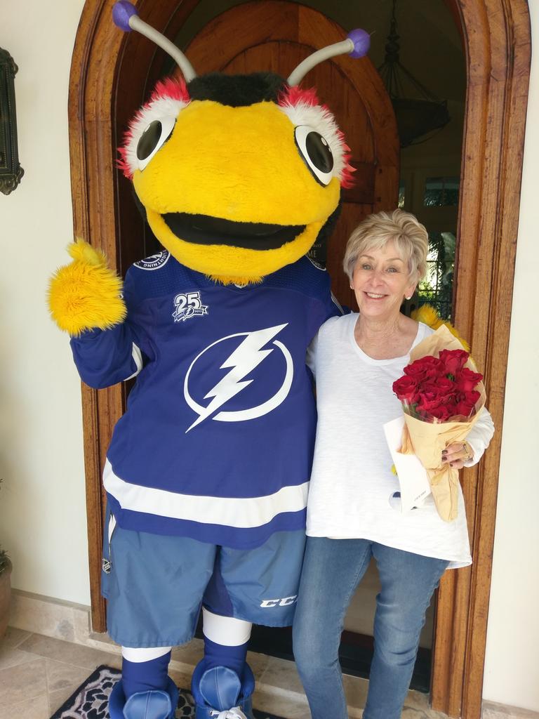 ThunderBugTBL's tweet photo. Jerilynn was waiting to sign for a delivery! It's ok, she got surprised by me instead!!! >:) #LoveBug #NoSignatureRequired https://t.co/JddOvT3mW1