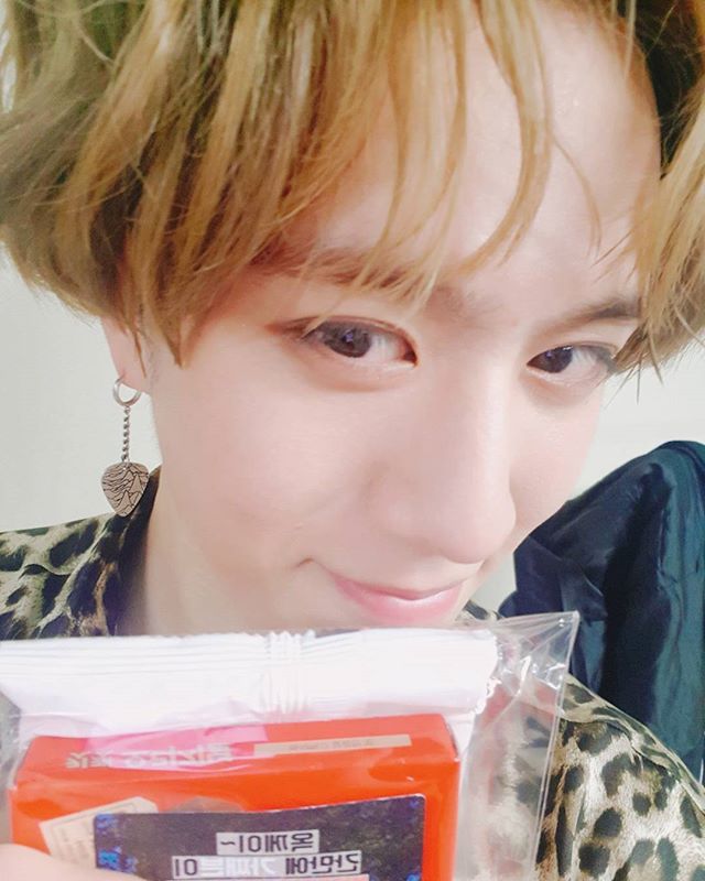 GOT7Argentina's tweet photo. [INSTAGRAM] 140218 | Actualización de #GOT7:

"Feliz dulce San Valentín para todos hoy. #GaonChartMusicAwards #SegundoPremio #HotPerformance #WorldHallyuStar. 
Les deseamos a todos un dulce día. 
2018 GLOBAL VLIVE TOP 10 - GOT7
@ 11PM NAVER V". https://t.co/Xi4QwiAEk3