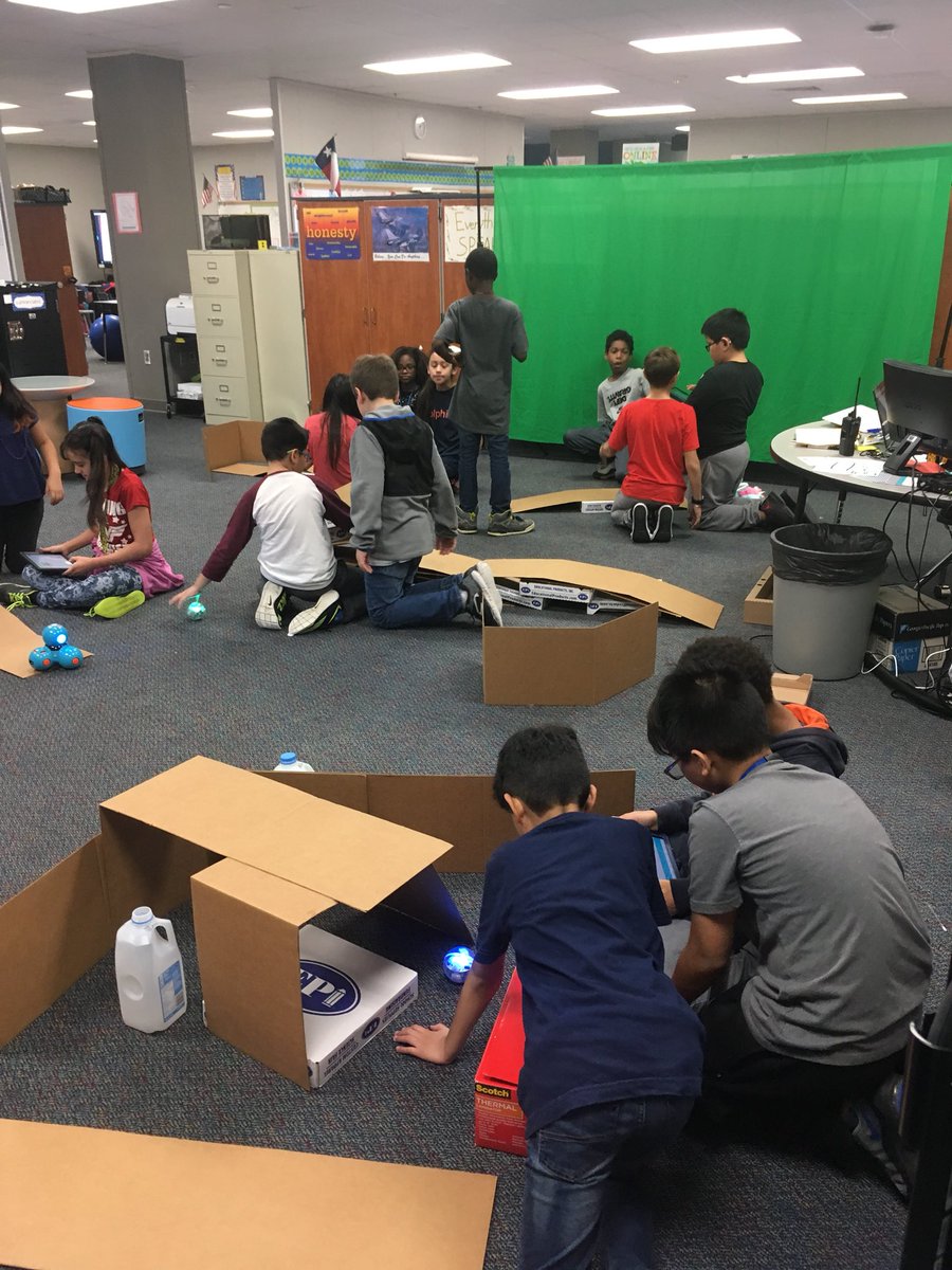 HajdukKayla's tweet photo. Hour of code: Robots https://t.co/05iLHWc0us