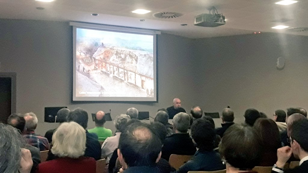 josealozanor's tweet photo. Vitoria-Gasteiz y su hinterland. Evolución de un sistema urbano entre los siglos XI y XV. Interesantísima #conferencia de @arqueologo_ en una abarrotada sala #Gasteiz del Palacio Europa. https://t.co/cggUtfxpud