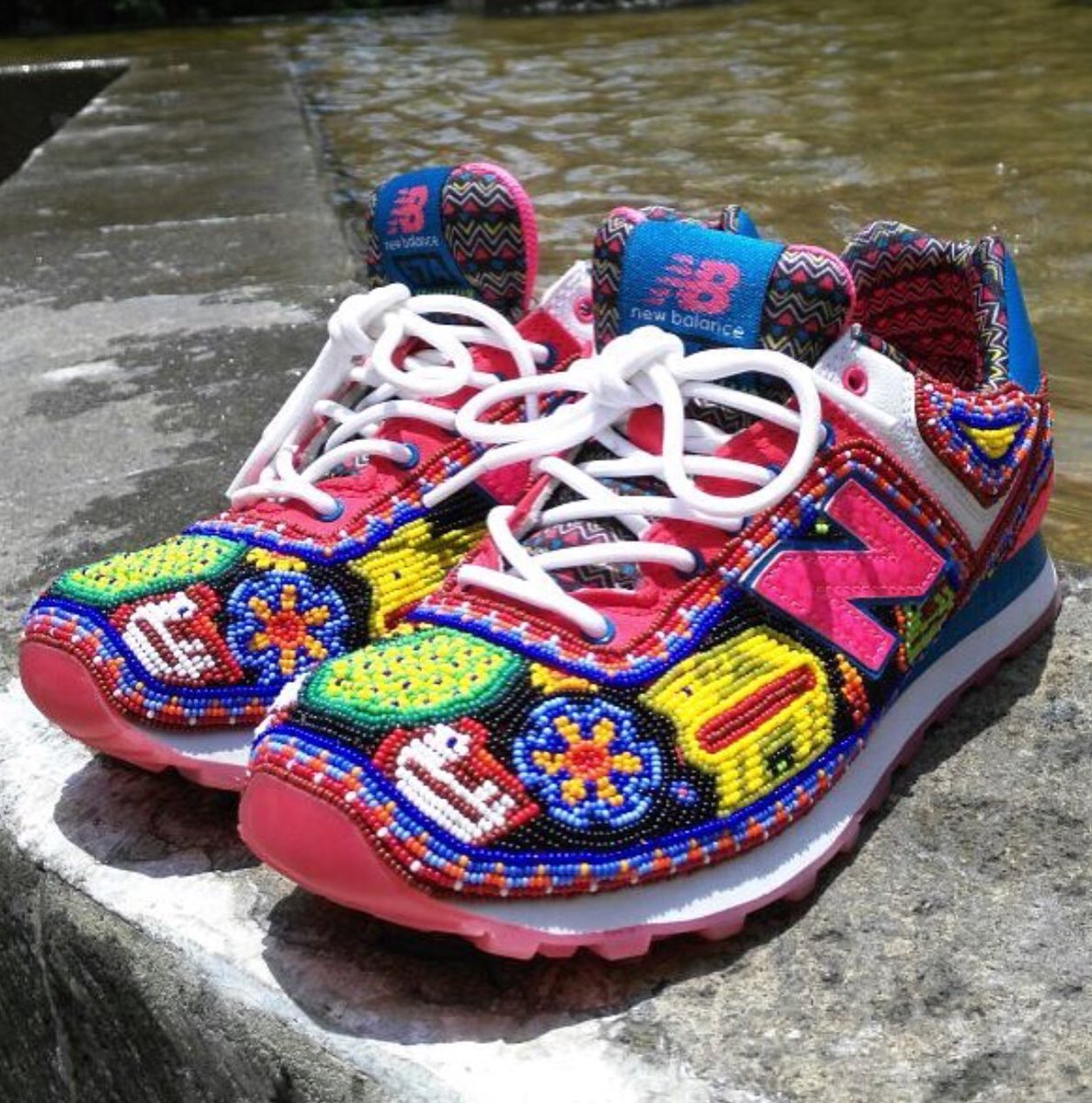 HDOCostal's tweet photo. Roba miradas a donde quiera que vayas, con nuestros espectaculares tennis bordados a mano por artesanas que trabajan el arte huichol. Una pieza única e inigualable... pide los tuyos vía inbox 😀❤️👟 #DiaDelAmorYlaAmistad #SanValentin2018 #Valentines #ValentinesDay #Love https://t.co/WAQPESrTB6