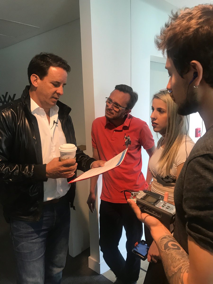 ricardoleyva's tweet photo. Hoy visité las oficinas de @Canal_Sony, estuvimos preparando todo para el debut de @sharktankcol desde el 23 de febrero. Vamos con toda en pro de la innovación y el emprendimiento 🇨🇴 junto a @SistoleCol, ¡Los Espero! #SharkTankCol 🦈 https://t.co/fA2Y9vTYSv