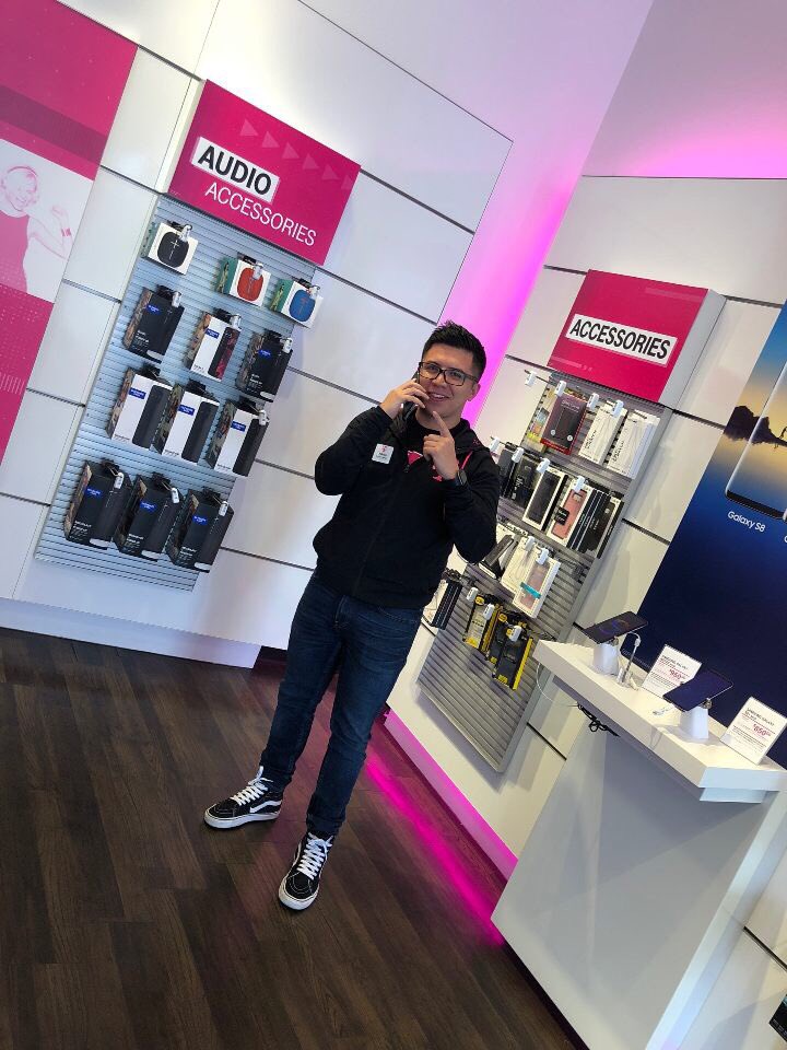 ASandovalWV's tweet photo. I GOT THE CALL!!!! ARUBA 2018 HERE WE COME!! #VCMadeMeDoIt #Aruba #WVisThePlaceToBe #VisionClub2018 @jszostek @allanlambo @FirestoneJosh @thatsammori @WirelessVision https://t.co/jnjC6IIacD