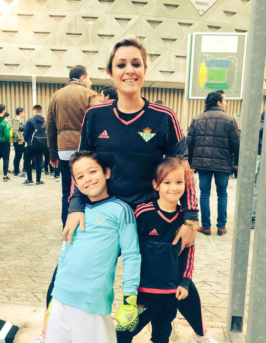 jmmarinelli17's tweet photo. @AntonioAdan13 @jpascuaibarrola Creo que está familia se merece algo 😍👨‍👩‍👧‍👦💚 #allforlove #onlyoneroad @AntonioAdan13 @jpascuaibarrola @RealBetis https://t.co/fRXbnDMwpk