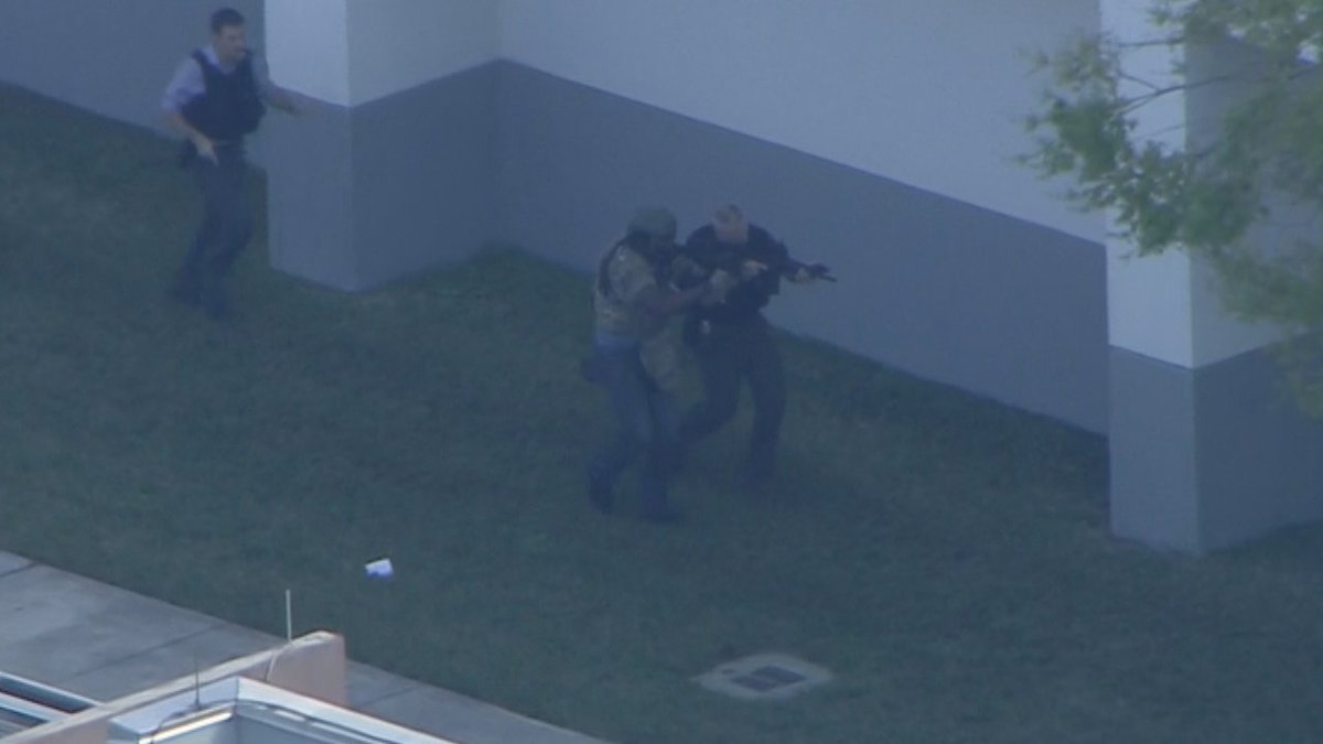 #UPDATE Shooter still at large at Parkland HS where multiple people have been injured bit.ly/2BZlmcm?utm_so… https://t.co/fl3ZQPQibE
