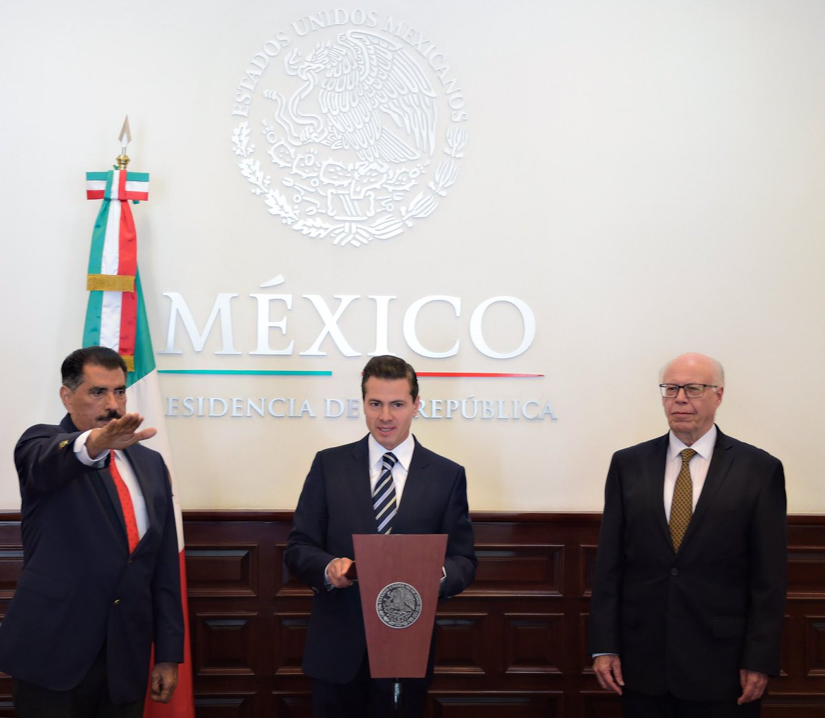 ESanchezHdz's tweet photo. #COMUNICADO El Presidente @EPN tomó protesta al nuevo titular del @ISSSTE_mx, Florentino Castro López  https://t.co/y4GGLmsjte https://t.co/CWWRKAqq6u