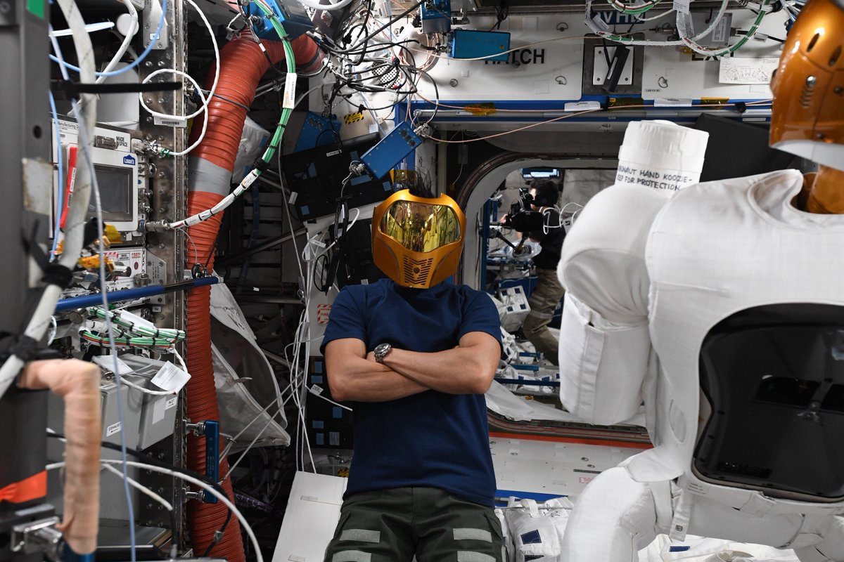 AstroAcaba's tweet image. .@Astro_sabot and I packed up Robonaut for return to Earth for repairs and refurb. We look forward to his return.