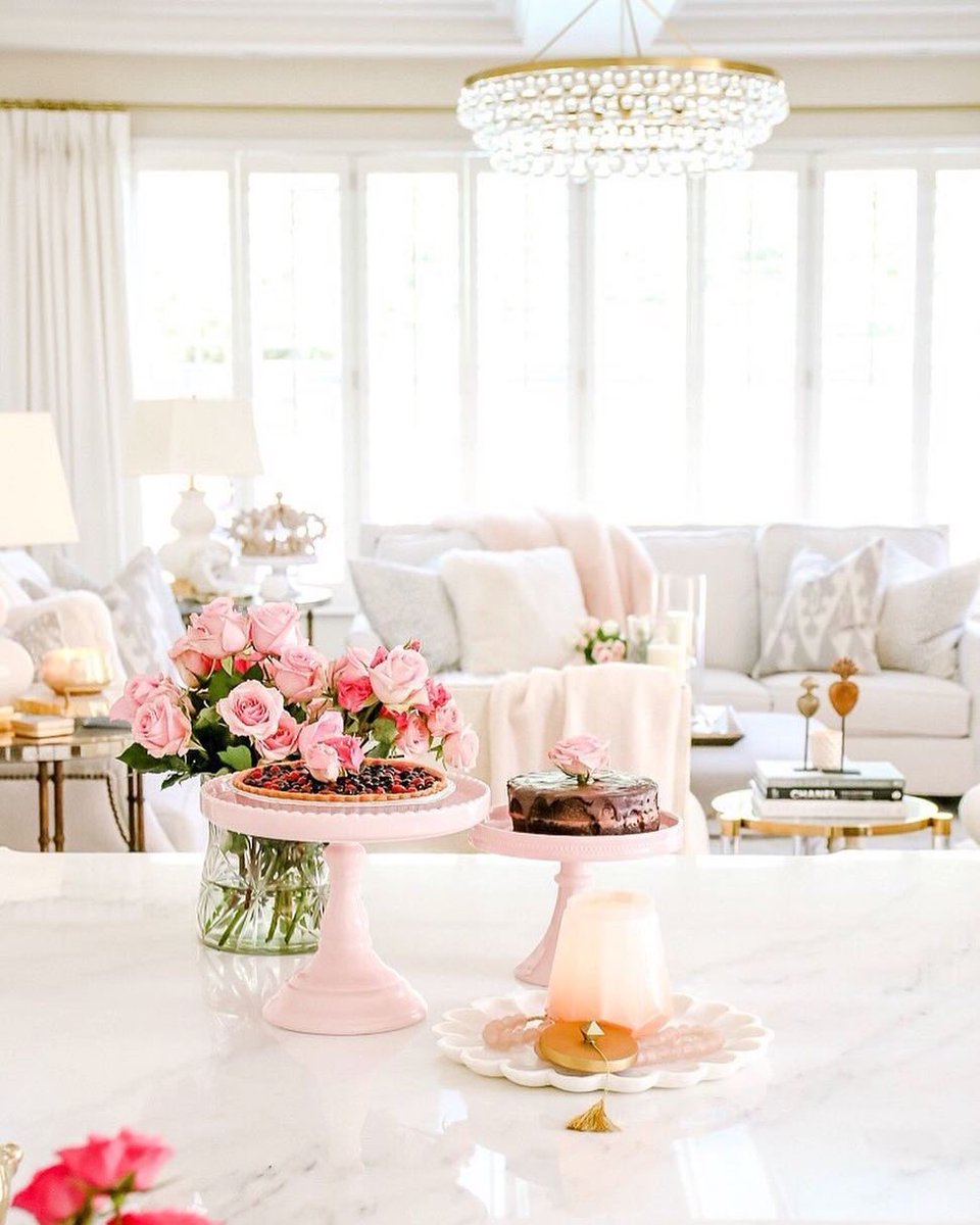 discovermarble's tweet photo. Love is in the air and definitely in this gorgeous kitchen!✨ 
We are wishing everyone a #happyvalentinesday! 💗💐

📸: Randi Garrett Design https://t.co/Sbm4yKhX8v