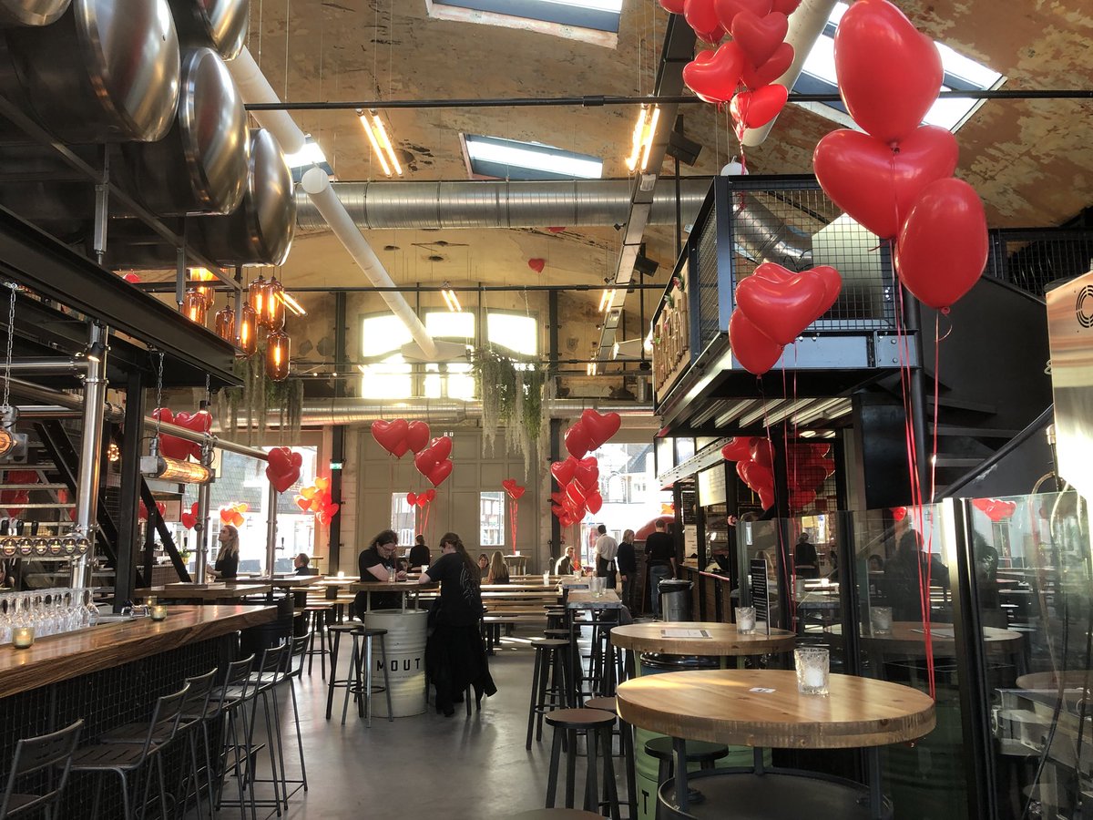 Blaasvaak's tweet photo. #Valentijnsdag bij #foodhall Mout #Hilversum https://t.co/BGamR1b6ek