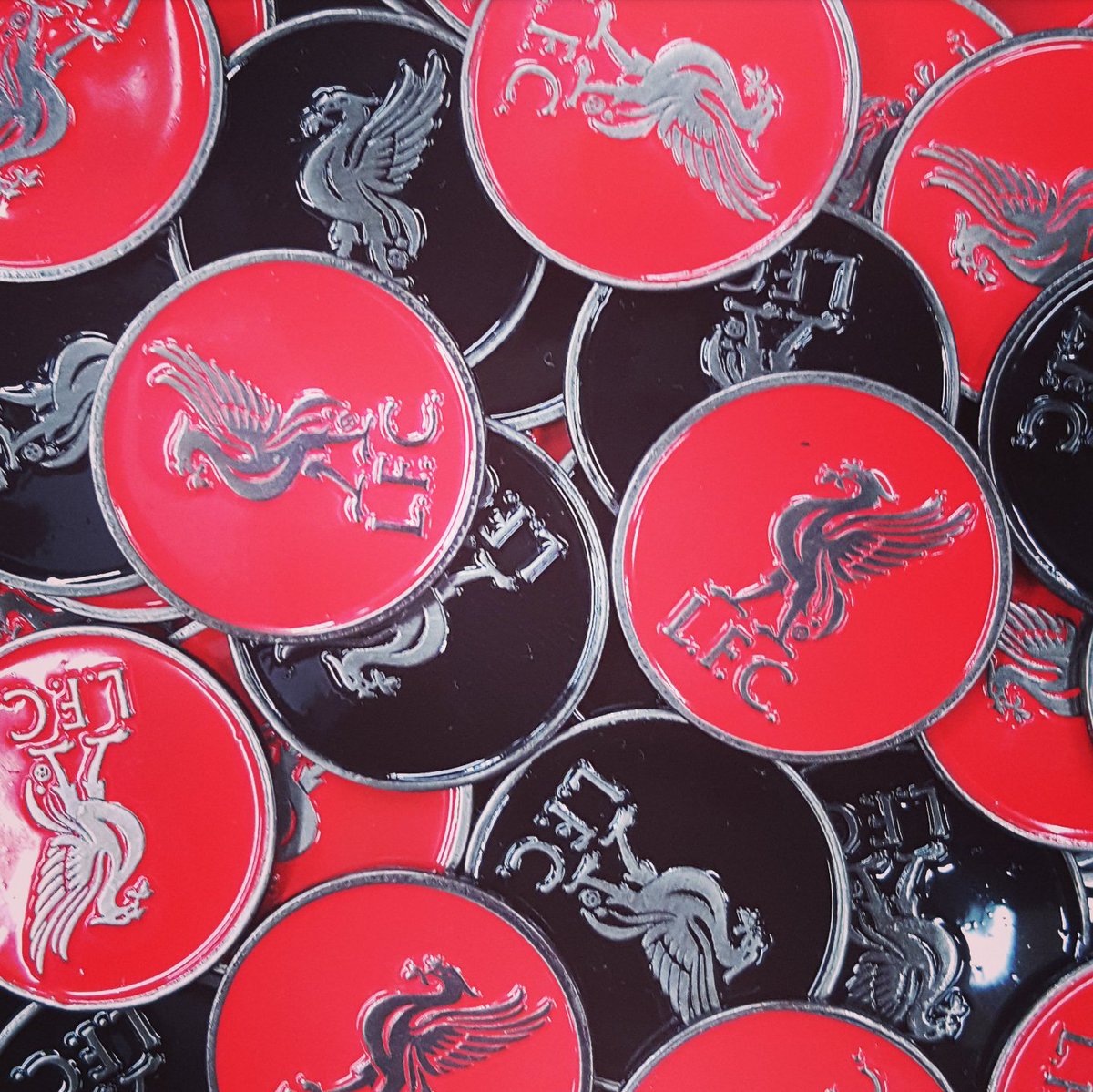 prem_licensing's tweet photo. Show your Liverpool colours on the green with our official ball markers 🔴 #golf #PORLIV https://t.co/0rgVKauO6G