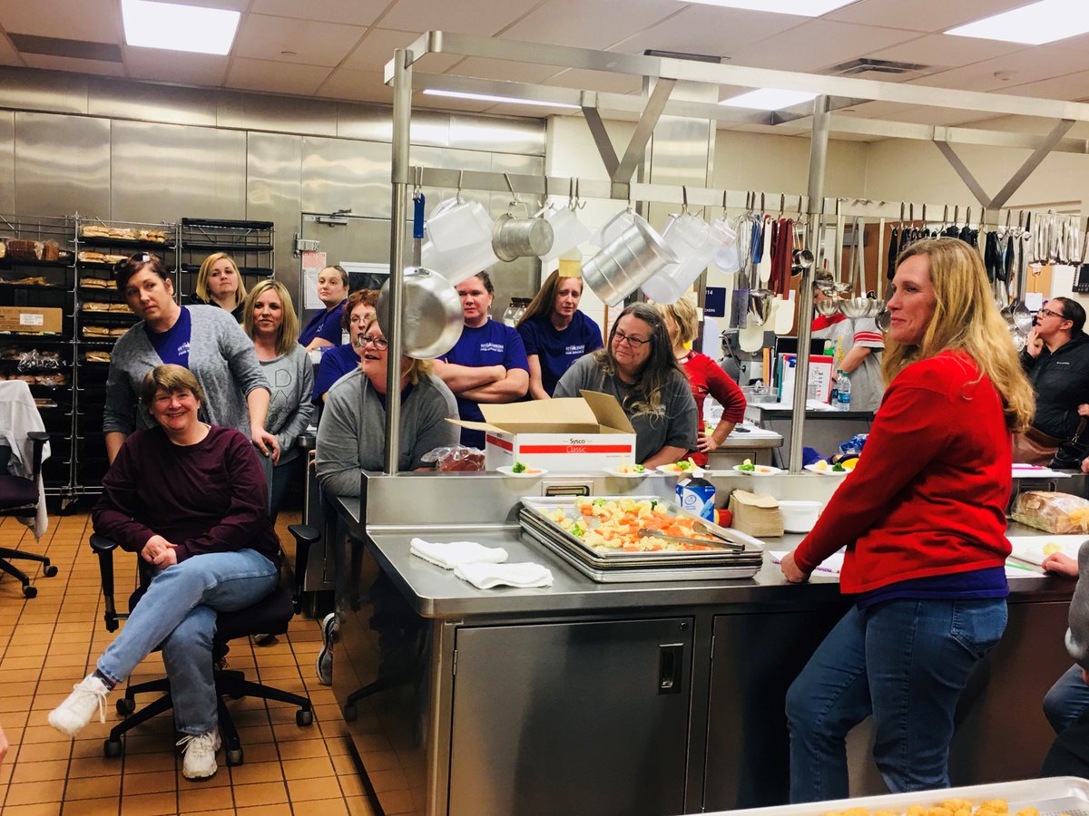 ReynFoodService's tweet photo. Combi Oven training with @ZinkFSG to make sure our Reynoldsburg students have the best school lunches. #reynproud https://t.co/RK5cr2wZXH