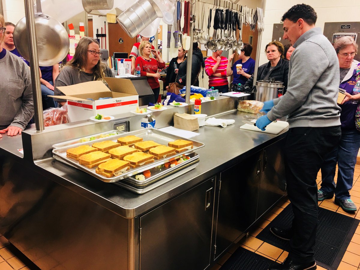 ReynFoodService's tweet photo. Combi Oven training with @ZinkFSG to make sure our Reynoldsburg students have the best school lunches. #reynproud https://t.co/RK5cr2wZXH
