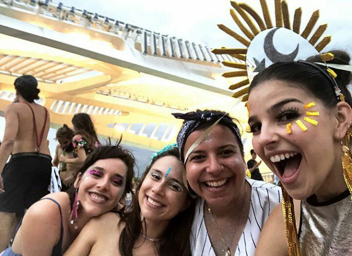 ManoelaInfos's tweet photo. 📲 | Gabriela Medvedovski compartilhou essas fotos via Instagram, com manoela e parte do elenco no carnaval ✨🎉❤ https://t.co/U8LAxNs4HF