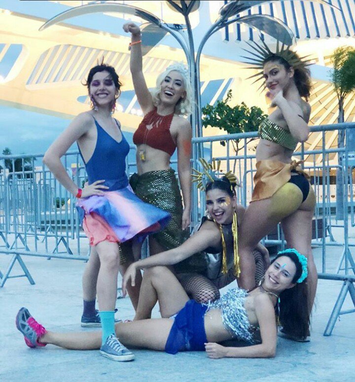 📲 | Gabriela Medvedovski compartilhou essas fotos via Instagram, com manoela e parte do elenco no carnaval ✨🎉❤