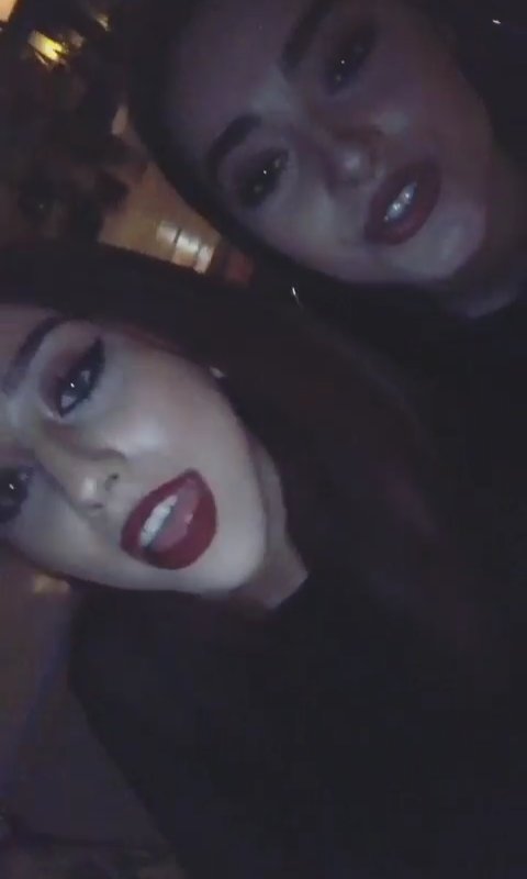 simay_barlass's tweet photo. Aşklarımm 😍😙❤🔥 @simaybarlass @zeynepalkan98 #simzey #SimayBarlas https://t.co/fpFpTwUsB0