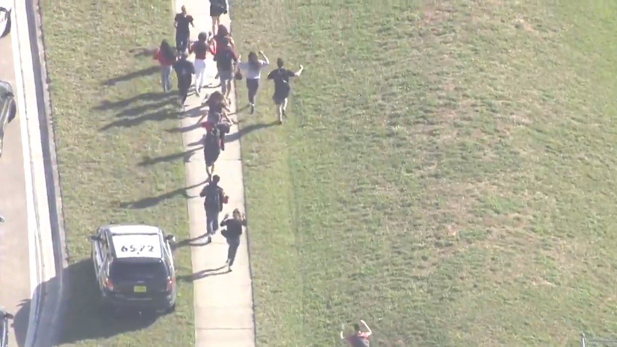 Students seen running from school with their hands up outside Marjory Stoneman Douglas HS bit.ly/2BZlmcm https://t.co/A0xYIJpIVF