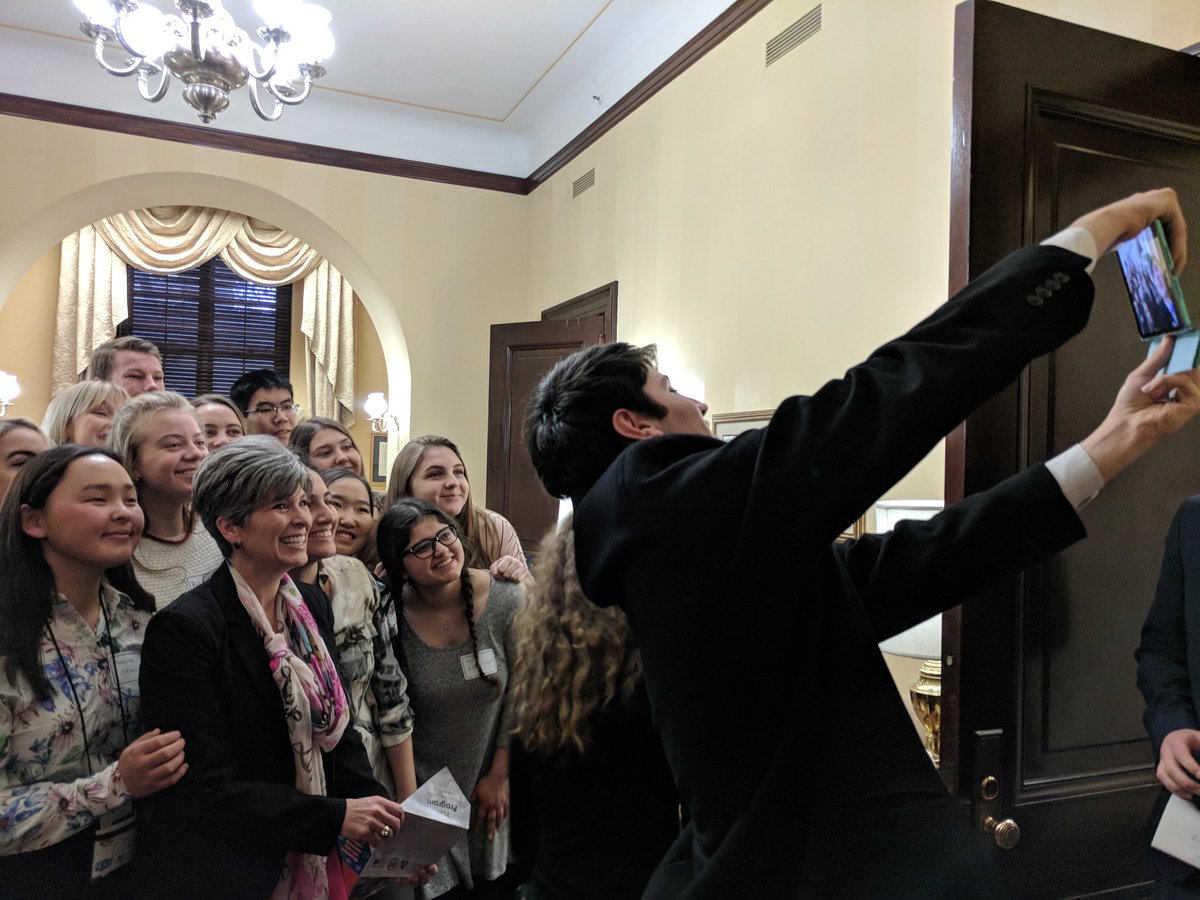 How do <a href="/FLEXProgram/">FLEX Program</a> students from #Iowa like to start the day? By swapping exchange stories with <a href="/SenJoniErnst/">Joni Ernst</a>, who is an exchange program alumna! #CivEdWeek #FLEXProgram