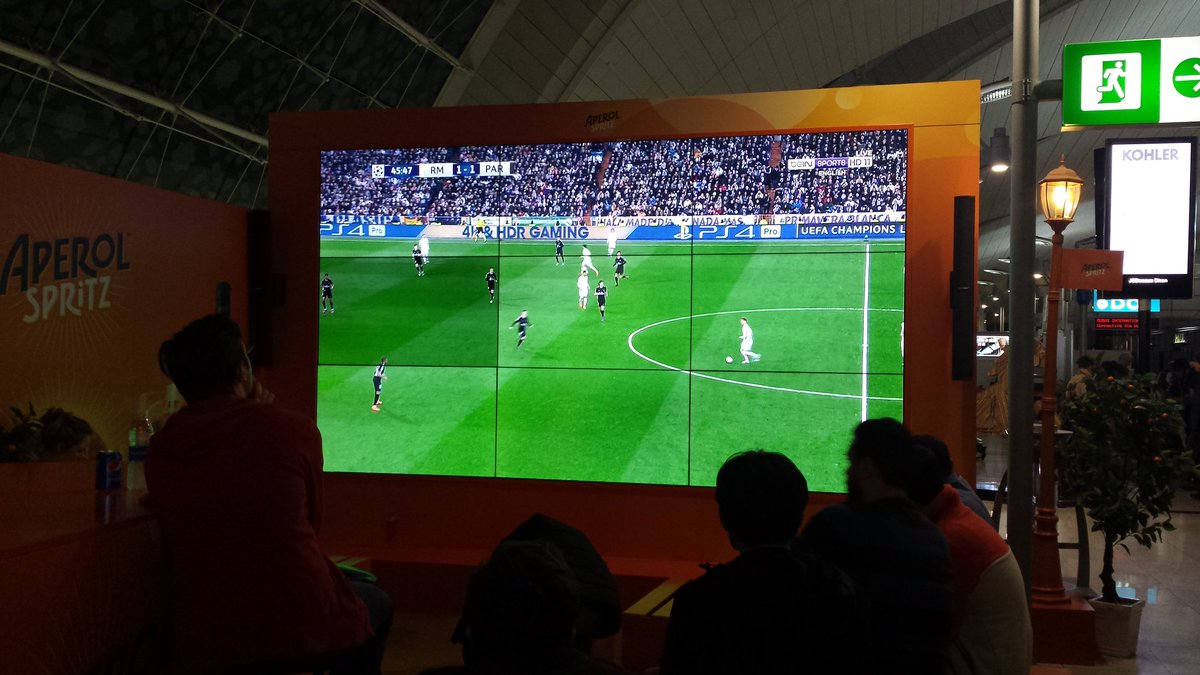 En transit à Dubai 
#Dubai #football #psg #Madrid